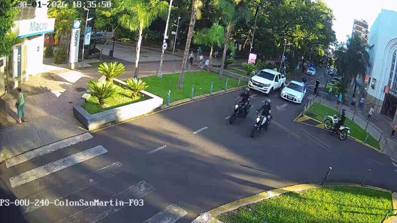 Ubicaron el vehículo que se había fugado tras un siniestro vial en el Acceso Oeste y detuvieron a su conductor que dejó abandonada en grave estado a una motociclista 3 Ubicaron el vehículo que se había fugado tras un siniestro vial en el Acceso Oeste y detuvieron a su conductor que dejó abandonada en grave estado a una motociclista imagen-2