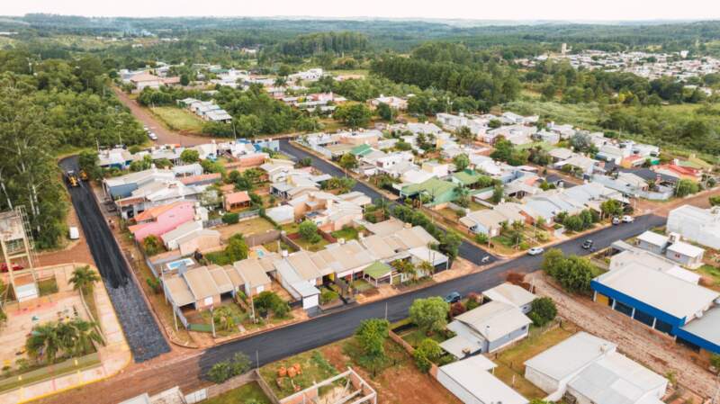 Leandro N. Alem: con fondos propios, realiza 12 cuadras de asfalto "que integran, conectan y mejoran la calidad de vida" imagen-8