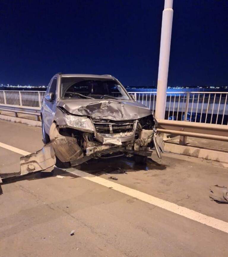 Colisión entre dos automóviles en el acceso sur: un conductor fue trasladado al hospital imagen-19