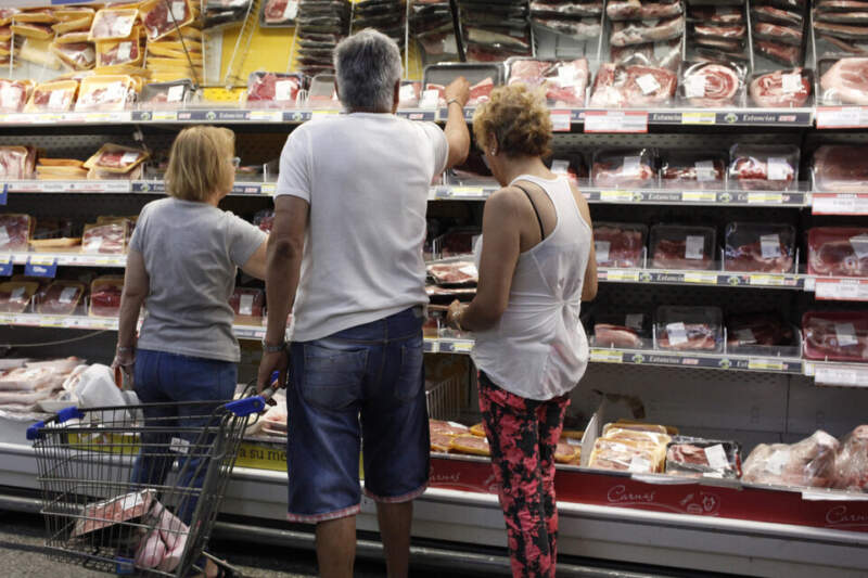 Inflación y salarios: ocho de cada diez argentinos sienten que su ingreso no acompaña los precios y el 64 % se percibe como clase media o baja imagen-15