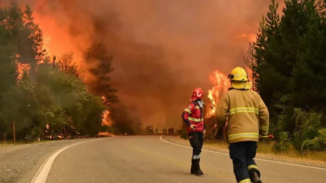 Incendio forestal en Chubut: cortan la Ruta 40 entre Epuyén y El Hoyo por el avance del fuego imagen-12