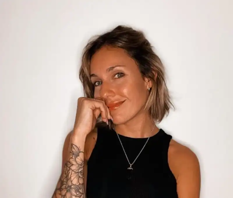 “Me parece desubicado”: La periodista Vanina Naumtchuk abrió un debate al cuestionar a adultos que comparten la vida nocturna con jóvenes en Ituzaingó imagen-13