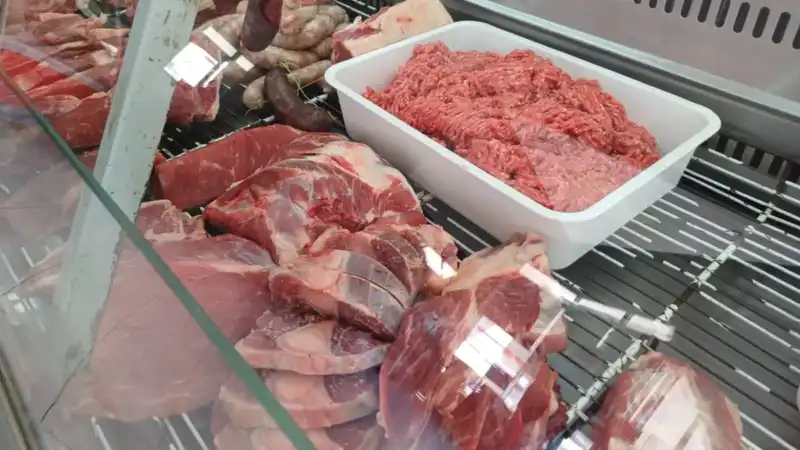 El consumo de carne vacuna cayó 42 % en tres décadas y el pollo pasó a liderar las elecciones en la mesa argentina imagen-8