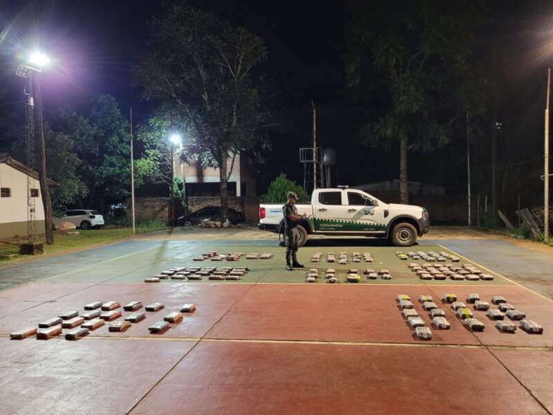 Gendarmes decomisaron 308 kilos de marihuana que fueron arrojados desde el Río Paraná imagen-6