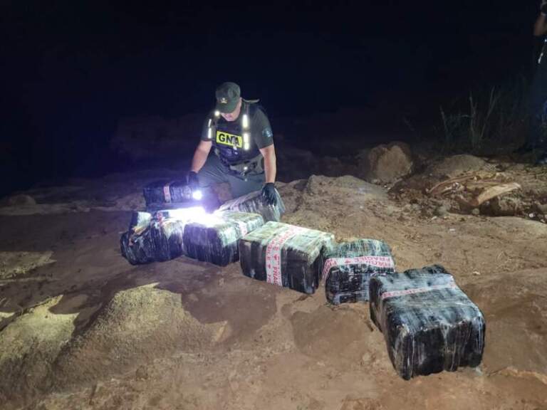Gendarmes decomisaron 308 kilos de marihuana que fueron arrojados desde el Río Paraná imagen-17