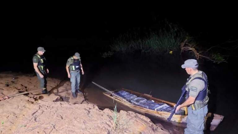 Gendarmería secuestró más de 300 kilos de marihuana abandonados en la costa del río Paraná tras una maniobra de fuga hacia el país vecino imagen-30
