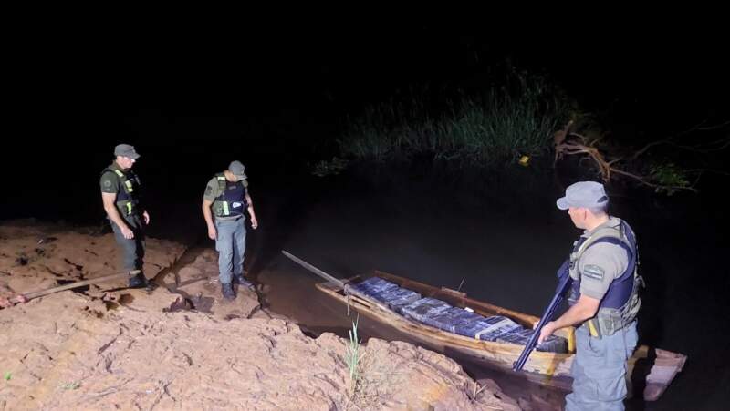 Gendarmería secuestró más de 300 kilos de marihuana abandonados en la costa del río Paraná tras una maniobra de fuga hacia el país vecino Gendarmería secuestró más de 300 kilos de marihuana abandonados en la costa del río Paraná tras una maniobra de fuga hacia el país vecino imagen-7
