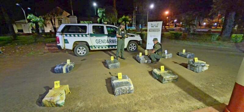 Gendarmería secuestró más de 300 kilos de marihuana abandonados en la costa del río Paraná tras una maniobra de fuga hacia el país vecino 3 Gendarmería secuestró más de 300 kilos de marihuana abandonados en la costa del río Paraná tras una maniobra de fuga hacia el país vecino imagen-2
