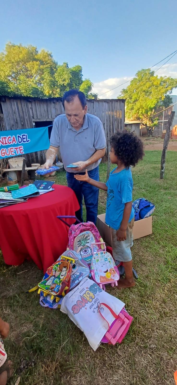 Campaña solidaria: la Clínica del Juguete entrega kits escolares en barrios de Posadas imagen-8