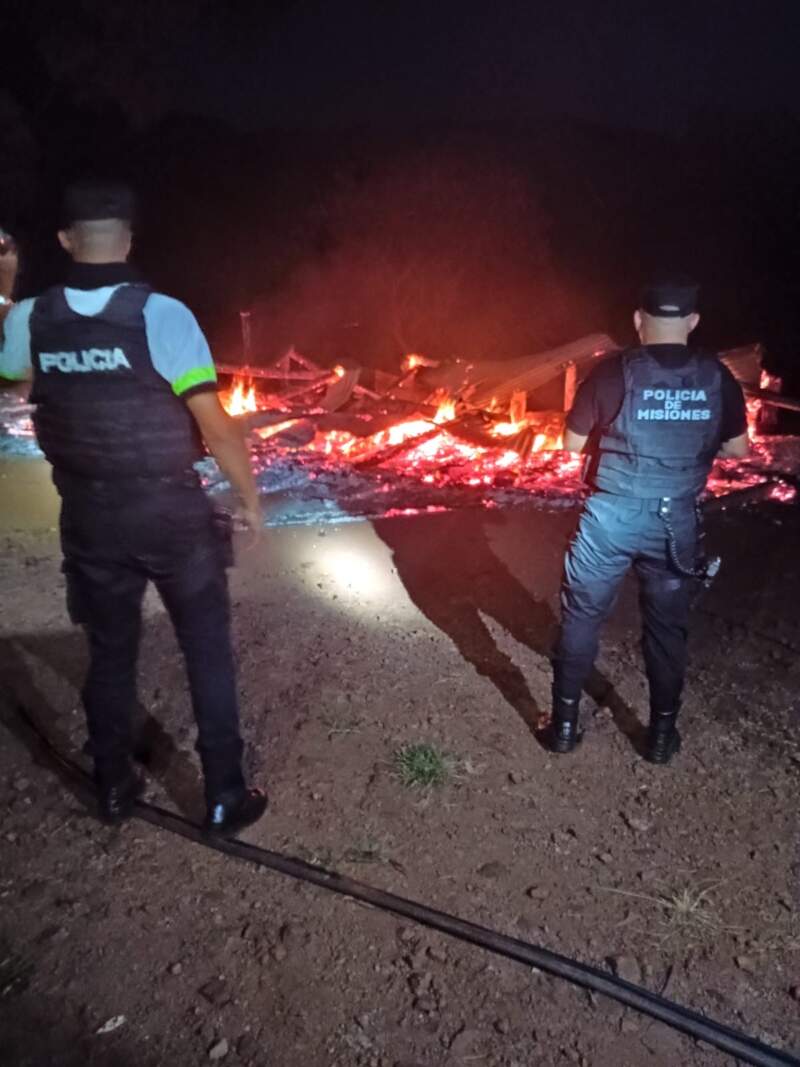 Un presunto incendio intencional destruyó una vivienda y detuvieron al acusado en El Soberbio Un presunto incendio intencional destruyó una vivienda y detuvieron al acusado en El Soberbio imagen-8