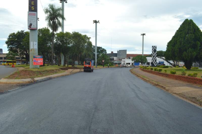 Municipio realiza bacheo y repavimentación en la rotonda de Avenida Uruguay imagen-6