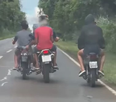 Imprudencia vial: motociclistas sin cascos trasladando otra moto en plena ruta 12 imagen-5