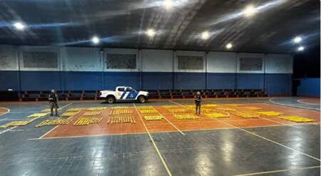 Noche en el monte misionero: intentaron pasar casi una tonelada de marihuana en barcazas y fueron descubiertos Noche en el monte misionero: intentaron pasar casi una tonelada de marihuana en barcazas y fueron descubiertos imagen-32