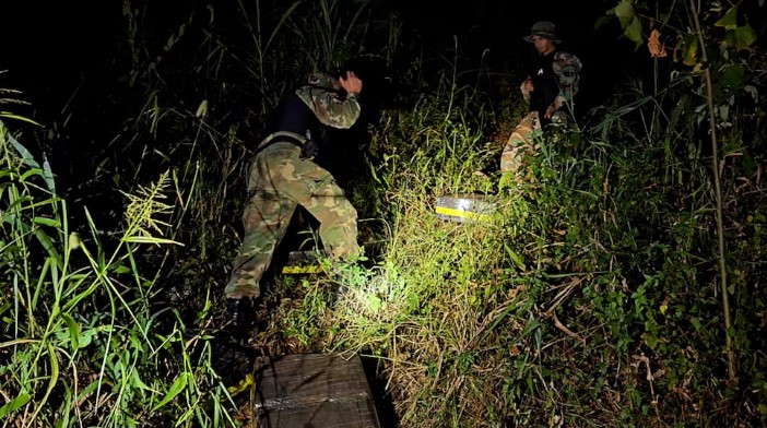 Noche en el monte misionero: intentaron pasar casi una tonelada de marihuana en barcazas y fueron descubiertos imagen-2