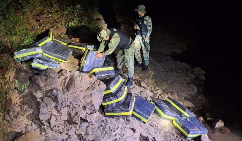 Noche en el monte misionero: intentaron pasar casi una tonelada de marihuana en barcazas y fueron descubiertos imagen-4