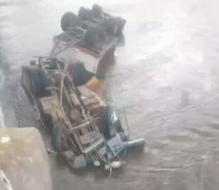 Corrientes: Investigan las causas del vuelco de un camión que cayó desde el puente del río Miriñay sobre la Ruta Nacional 123 imagen-4