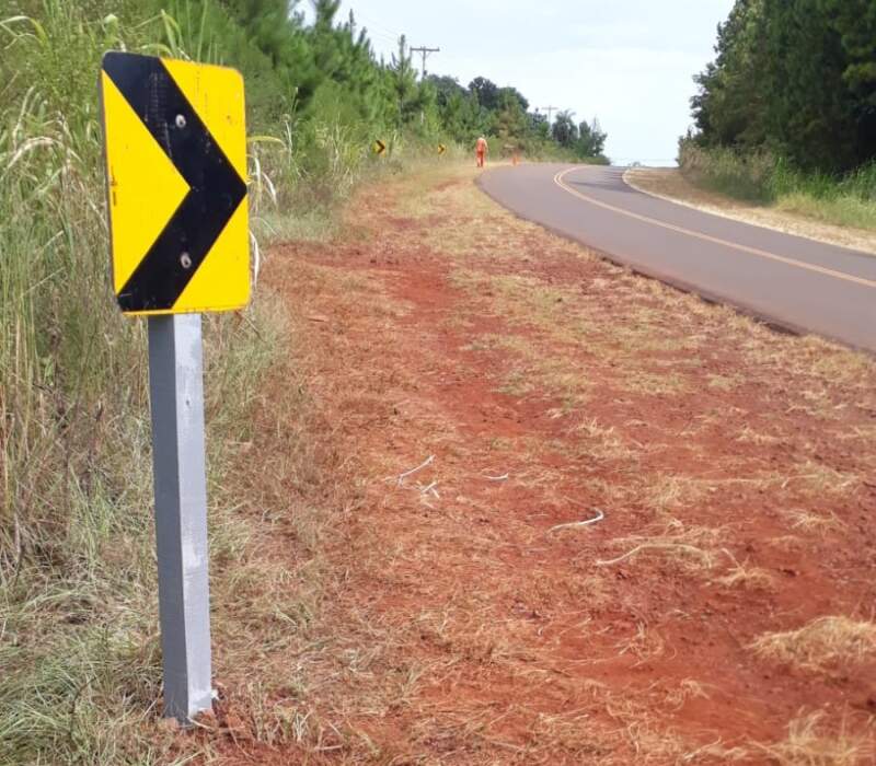 Vialidad Provincial ejecuta trabajos de señalización vertical en la Ruta N° 223 para reforzar la seguridad vial entre Capioví y la RP 7 imagen-4