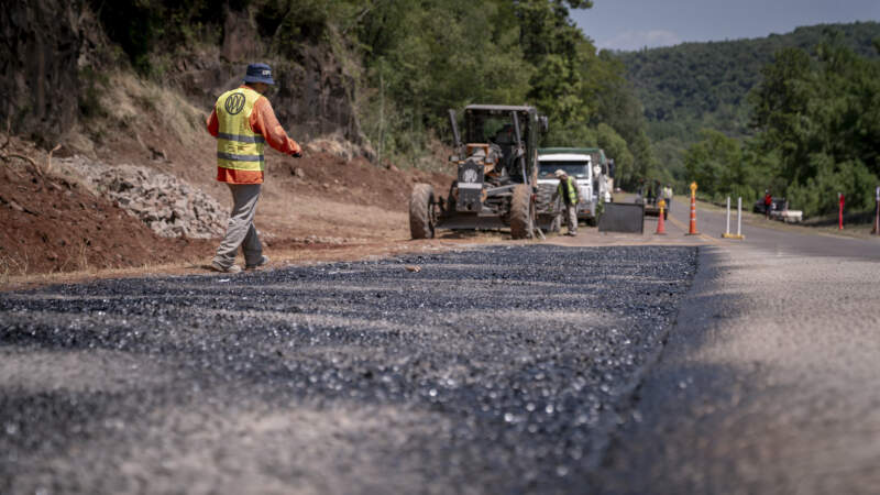Vialidad Provincial ejecuta tareas de mantenimiento integral sobre la Ruta Provincial 6 para mejorar la circulación y la seguridad vial imagen-2