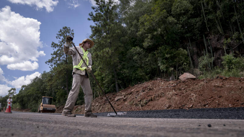 Vialidad Provincial ejecuta tareas de mantenimiento integral sobre la Ruta Provincial 6 para mejorar la circulación y la seguridad vial imagen-4