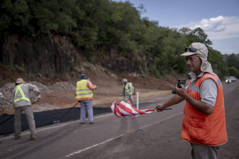 Vialidad Provincial ejecuta tareas de mantenimiento integral sobre la Ruta Provincial 6 para mejorar la circulación y la seguridad vial imagen-8