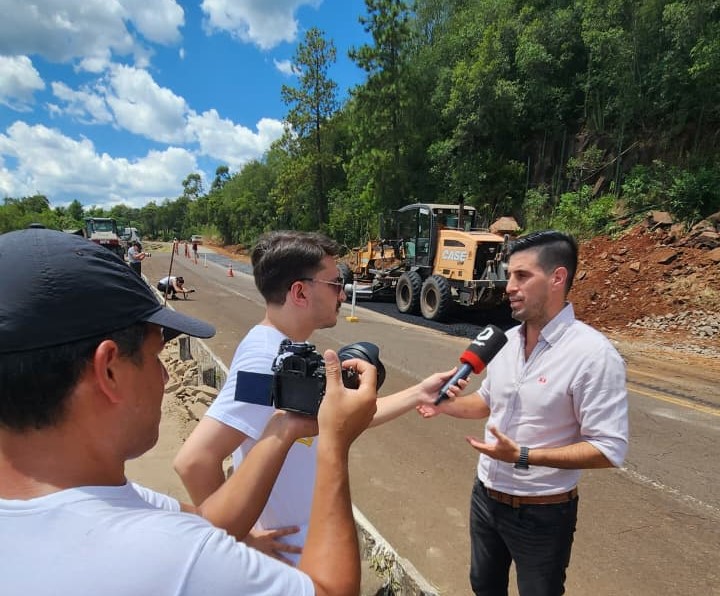 Vialidad Provincial ejecuta tareas de mantenimiento integral sobre la Ruta Provincial 6 para mejorar la circulación y la seguridad vial imagen-6
