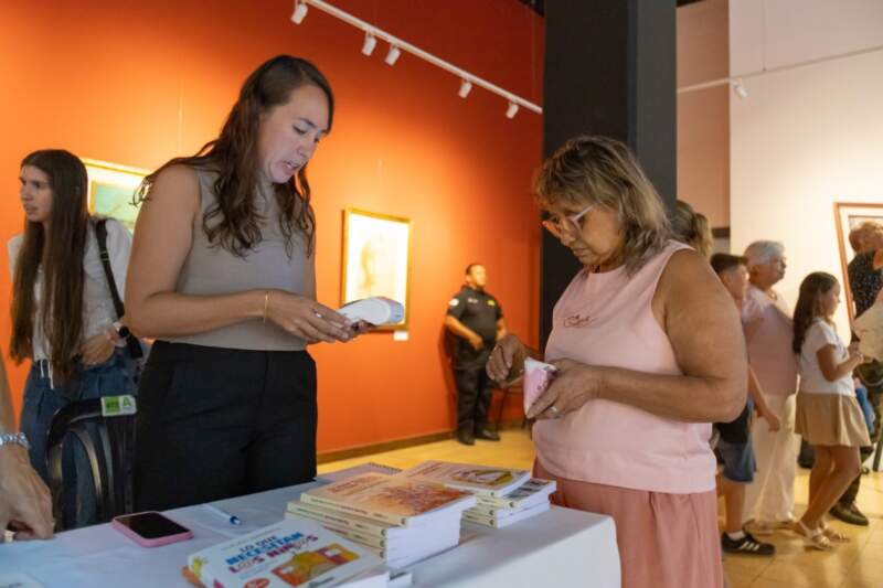 Presentaron en Posadas el libro “Educación Digital Integral en la escuela” y debatieron sobre el impacto de las pantallas en la infancia 3 Presentaron en Posadas el libro “Educación Digital Integral en la escuela” y debatieron sobre el impacto de las pantallas en la infancia imagen-2