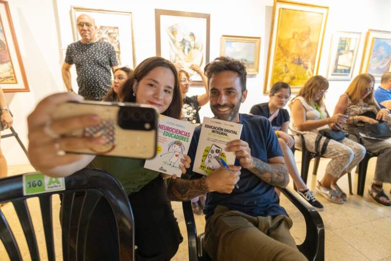 Presentaron en Posadas el libro “Educación Digital Integral en la escuela” y debatieron sobre el impacto de las pantallas en la infancia 7 Presentaron en Posadas el libro “Educación Digital Integral en la escuela” y debatieron sobre el impacto de las pantallas en la infancia imagen-6