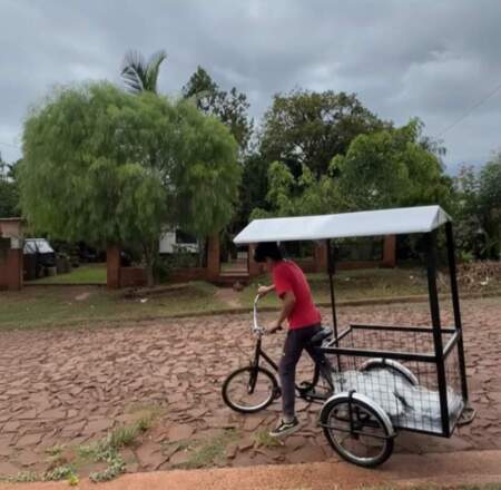 Le entregaron una tricicleta a Emmanuel, el vendedor ambulante de 14 años de Comandante Andresito imagen-27