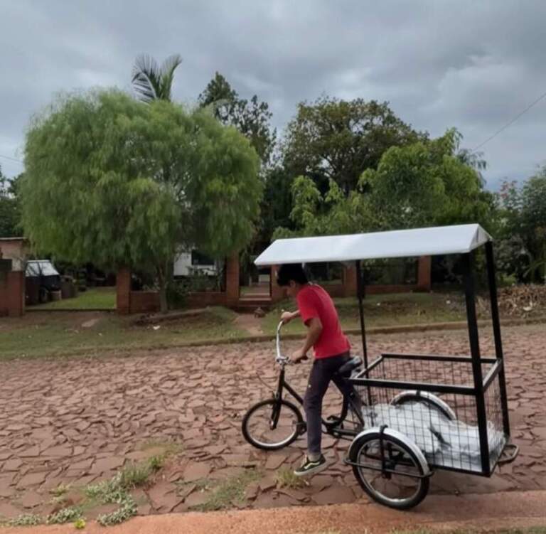 Le entregaron una tricicleta a Emmanuel, el vendedor ambulante de 14 años de Comandante Andresito imagen-43