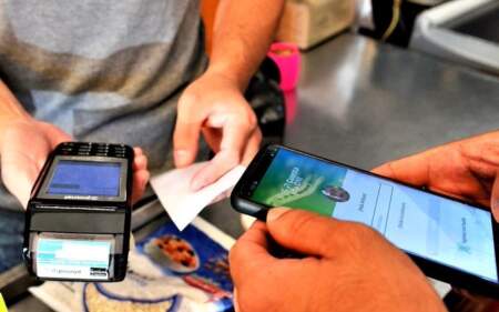 Cada vez menos billetes: la gente se vuelca al pago electrónico Cada vez menos billetes: la gente se vuelca al pago electrónico imagen-2