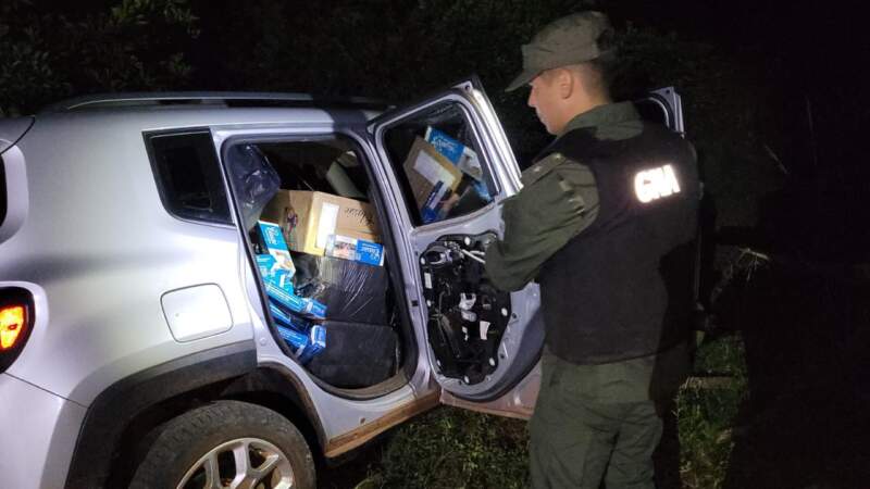 Incautan 24.930 atados de cigarrillos sin aval legal que eran trasladados en dos vehículos imagen-2