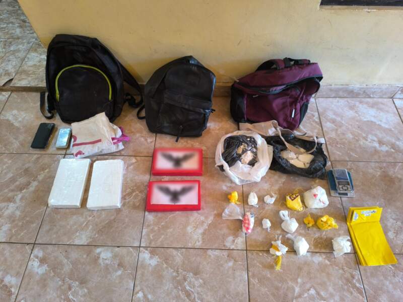 Un operativo en Posadas, Garupá y San José permitió incautar 29 kilos de cocaína, armas y más de 56 millones de pesos imagen-8