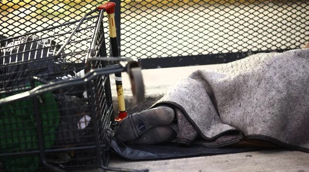 En medio de la polémica del INDEC, el Gobierno asegura que la pobreza bajó más de 11 puntos al 26,9% imagen-12