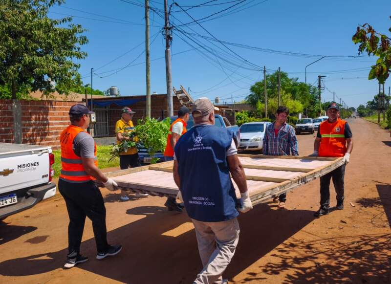 Con tareas interdisciplinarias, Posadas y la Provincia acompañaron a familias afectadas por un incendio en el barrio Los Oleritos Con tareas interdisciplinarias, Posadas y la Provincia acompañaron a familias afectadas por un incendio en el barrio Los Oleritos imagen-12