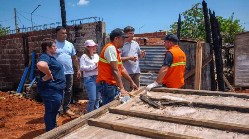 Con tareas interdisciplinarias, Posadas y la Provincia acompañaron a familias afectadas por un incendio en el barrio Los Oleritos 3 Con tareas interdisciplinarias, Posadas y la Provincia acompañaron a familias afectadas por un incendio en el barrio Los Oleritos imagen-2