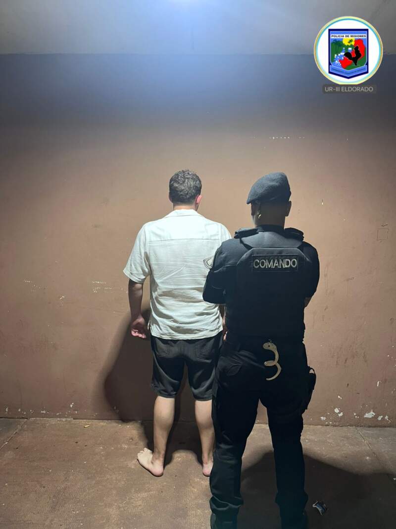 Conducía alcoholizado, chocó contra un auto estacionado y fue demorado en Eldorado imagen-4