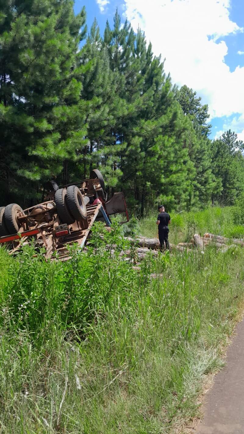 Despiste y vuelco de un camión sobre la Ruta Nacional 14 dejó un conductor lesionado imagen-16