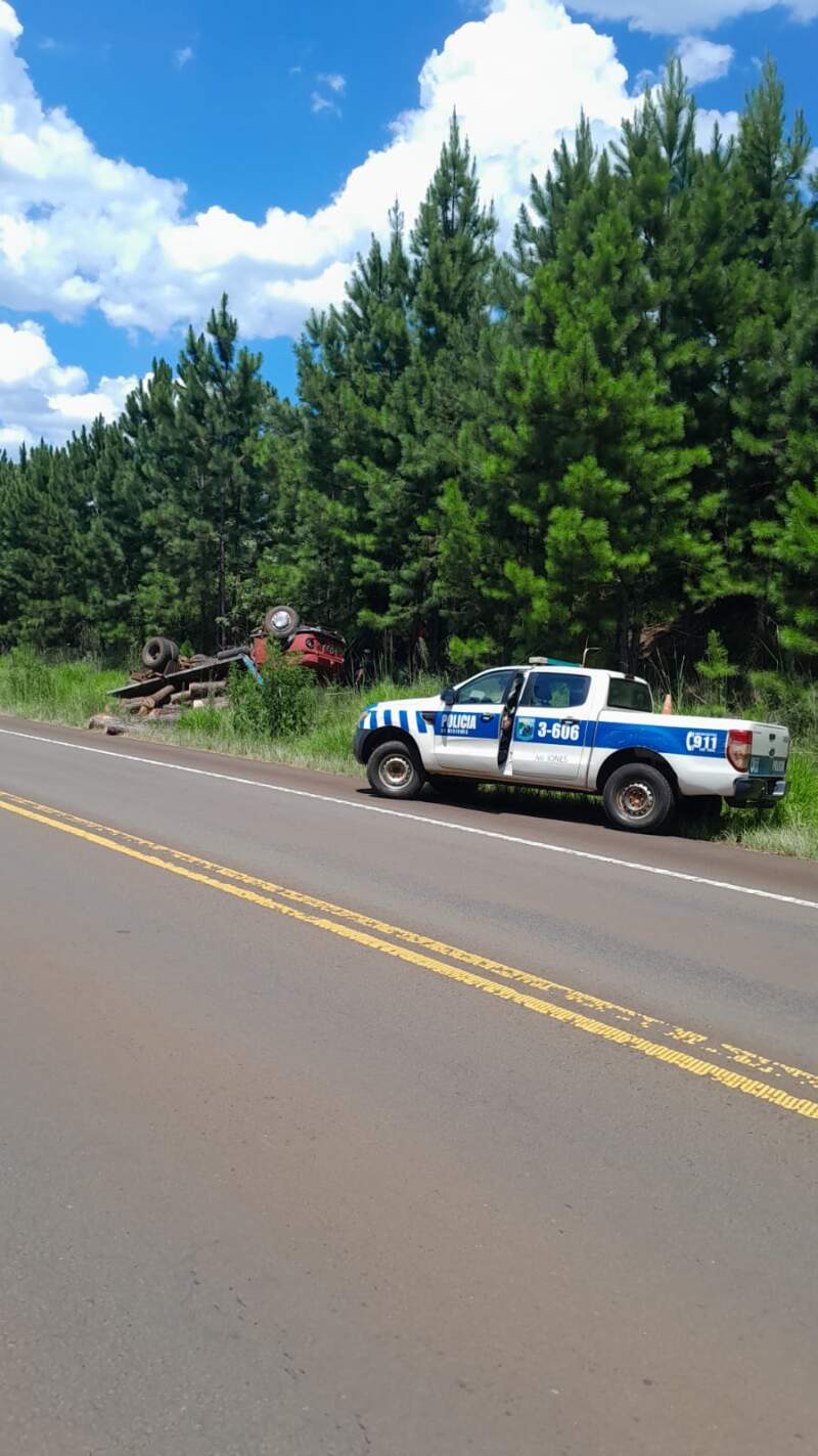 Despiste y vuelco de un camión sobre la Ruta Nacional 14 dejó un conductor lesionado 3 Despiste y vuelco de un camión sobre la Ruta Nacional 14 dejó un conductor lesionado imagen-2