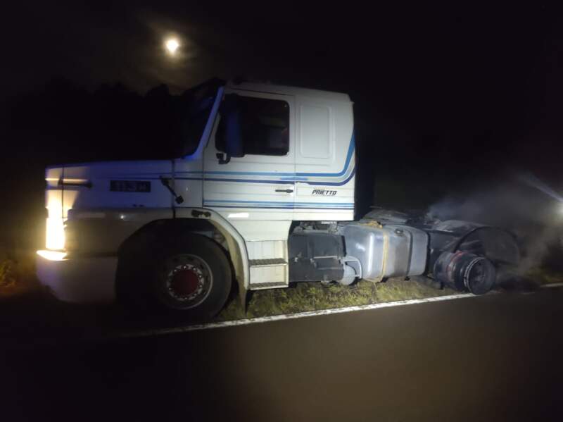 Piñalito Norte: camión se incendió sobre la Ruta Nacional 101 imagen-2
