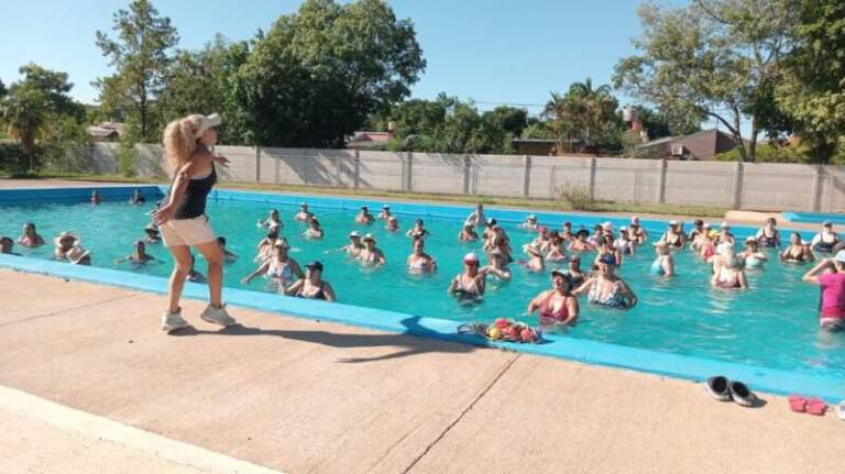Con ejercicios al aire libre y actividades acuáticas, más de 100 adultos mayores participaron de una jornada recreativa en Posadas imagen-20