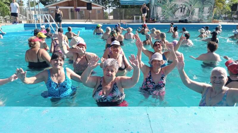 Con ejercicios al aire libre y actividades acuáticas, más de 100 adultos mayores participaron de una jornada recreativa en Posadas imagen-2