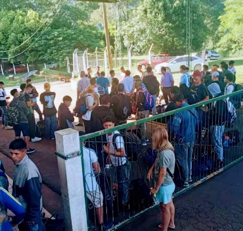 Crisis de las economías regionales: entre 400 y 500 trabajadores diarios emigran a Brasil por el paso fronterizo de Alba Posse imagen-17
