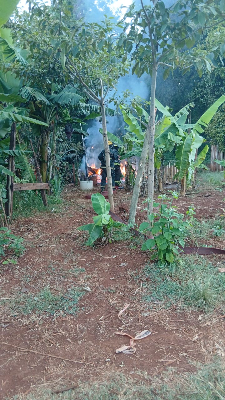 Bomberos sofocaron un incendio en una vivienda del barrio José Sartori de Alem imagen-2
