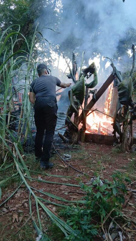 Bomberos sofocaron un incendio en una vivienda del barrio José Sartori de Alem imagen-11