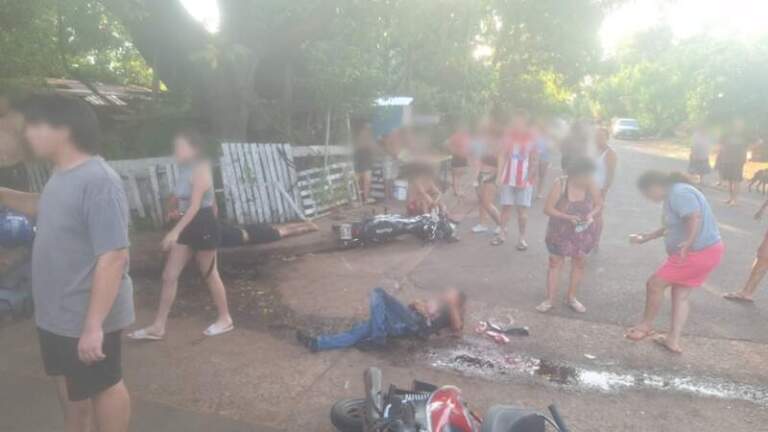 Siniestro vial entre motociclistas dejó tres jóvenes lesionados en Posadas imagen-32
