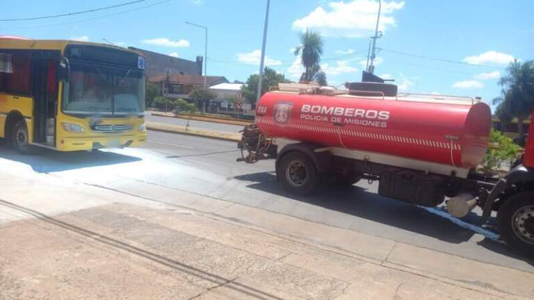 Se incendió un colectivo sobre avenida Quaranta imagen-1