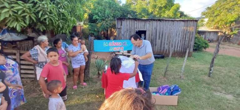 Campaña solidaria: la Clínica del Juguete entrega kits escolares en barrios de Posadas imagen-39