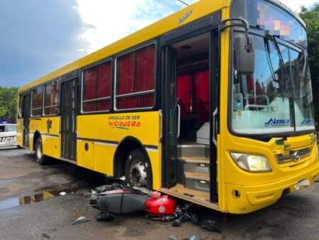 Siniestro vial entre un colectivo y una moto dejó un lesionado en Posadas imagen-4