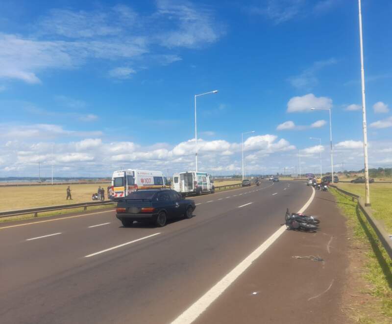 Siniestro vial entre camioneta y motocicleta dejó cuatro lesionados en Posadas imagen-2