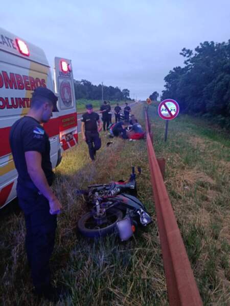 Dos lesionados en despiste de motocicleta sobre Ruta Nacional 12 Dos lesionados en despiste de motocicleta sobre Ruta Nacional 12 imagen-10